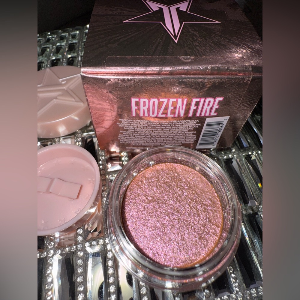 EYE GLOSS POWDER Jeffrey Star (orig price: 24$)